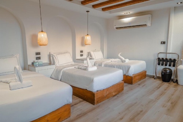 Great Pyramid Inn image 38