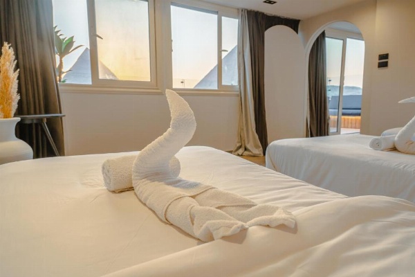 Great Pyramid Inn image 45