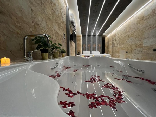 Great Pyramid Inn image 79